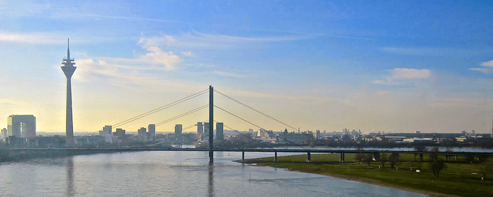 Rhein bei Düsseldorf mit Fernsehturm und Rheinkniebrücke